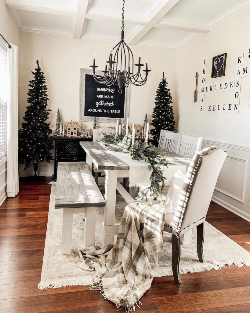 Christmas Dining Room Ideas In 3 #Christmas #ChristmasDiningRoom #DiningRoomDecor #HomeDecor #ChristmasDecorIdeas 