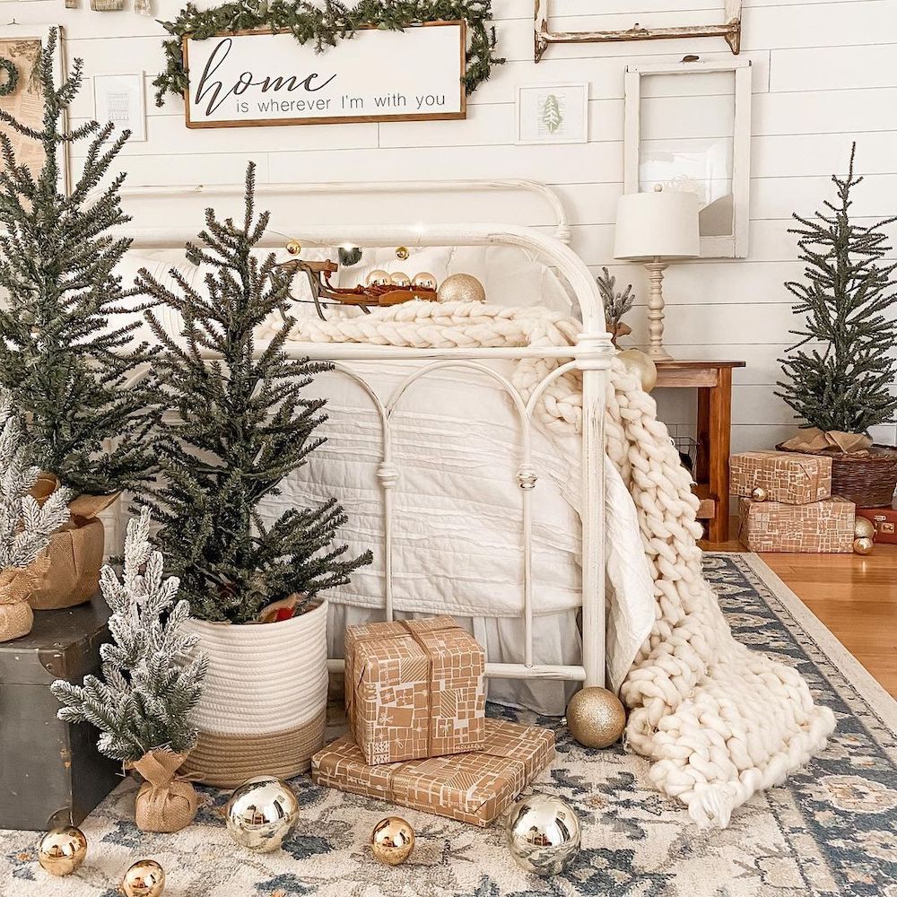 In 3 #Christmas #ChristmasBedroom #HomeDecor #ChristmasDecorIdeas 