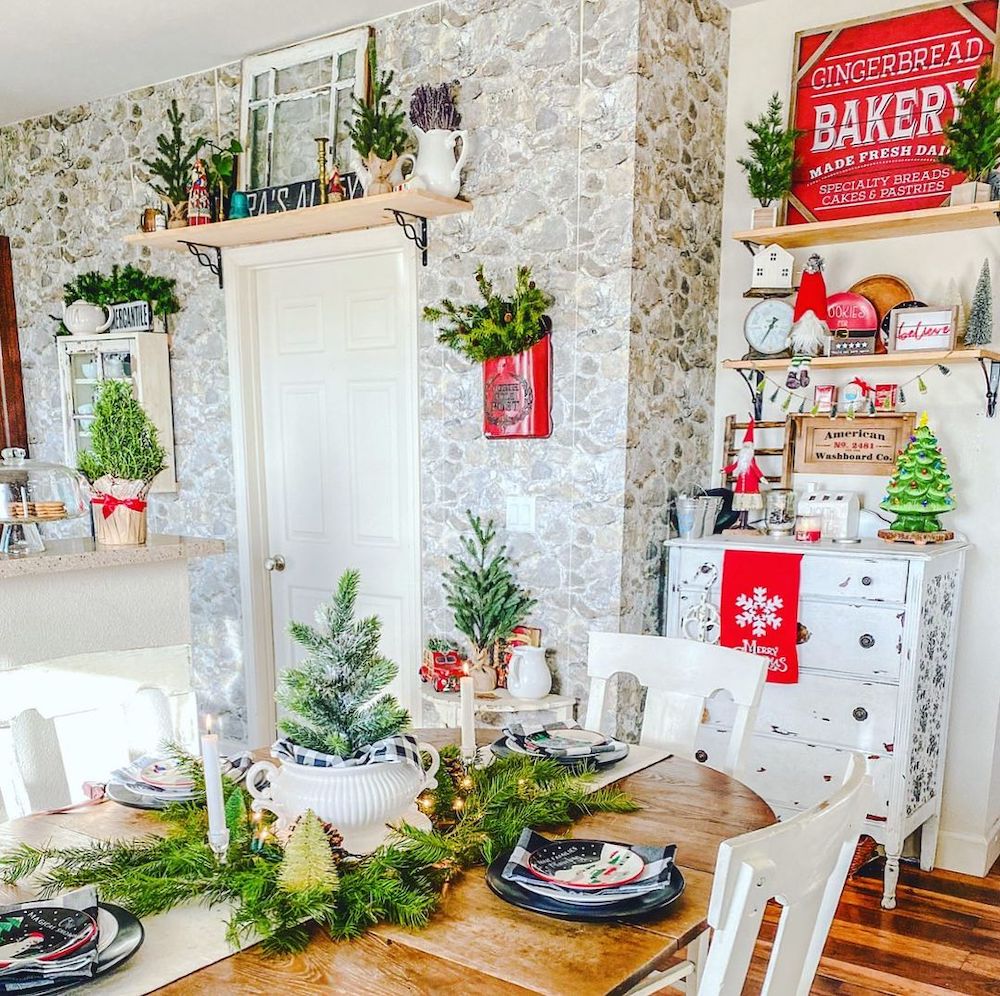 In 30 #Christmas #ChristmasDiningRoom #DiningRoomDecor #HomeDecor #ChristmasDecorIdeas 