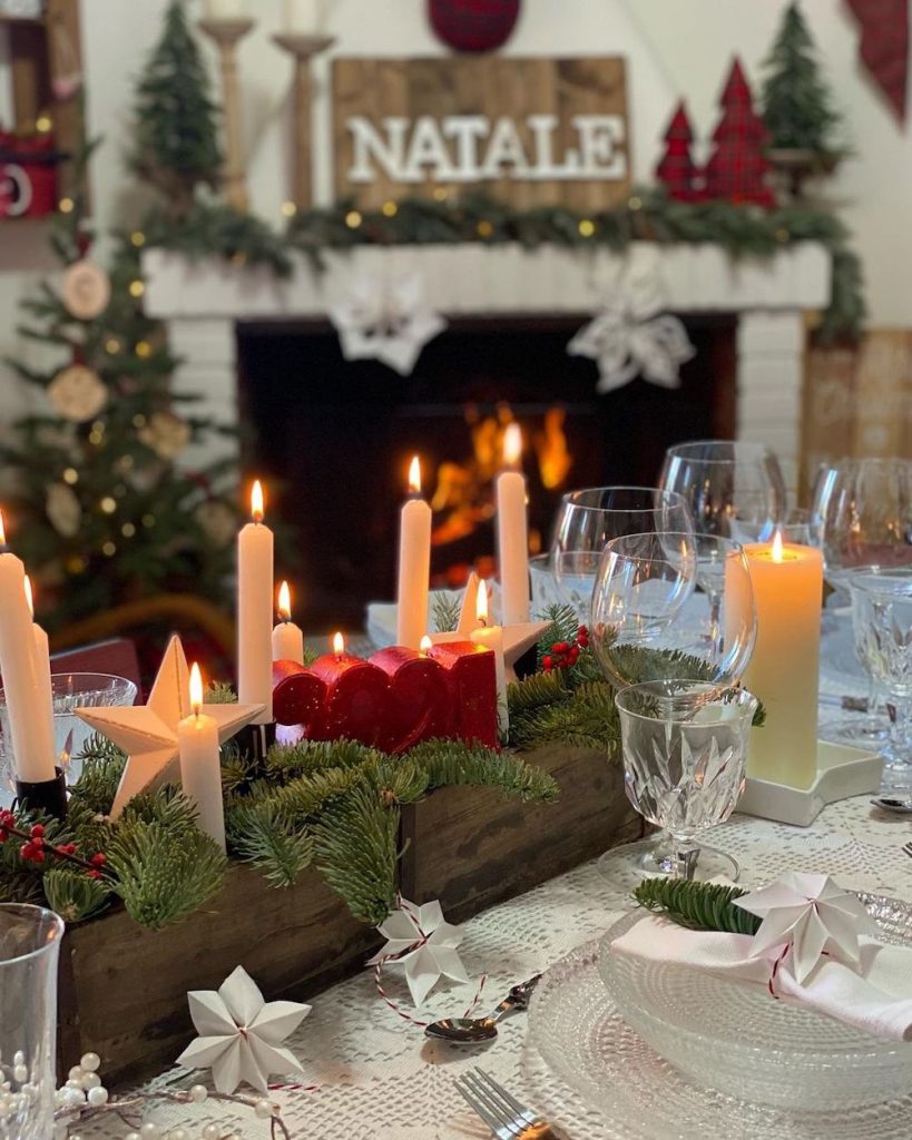 Christmas Tablescape Ideas In 4 #Christmas #ChristmasTablescape #DiningRoomDecor #HomeDecor #ChristmasDecorIdeas 