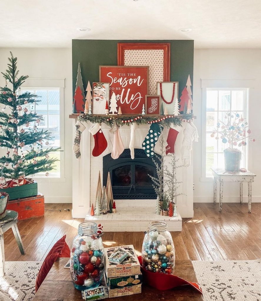 Christmas Mantel Decor Ideas In 4 #Christmas #ChristmasMantel #HomeDecor #ChristmasDecorIdeas 
