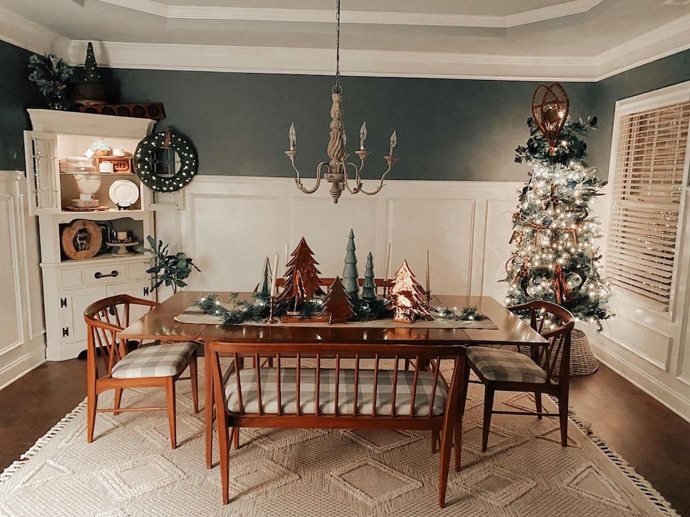 In 4 #Christmas #ChristmasDiningRoom #DiningRoomDecor #HomeDecor #ChristmasDecorIdeas 