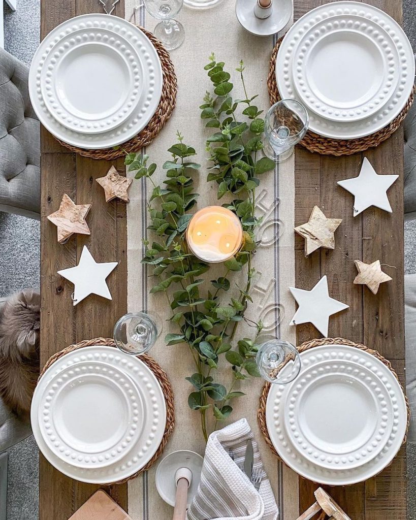 Christmas Tablescape Ideas In 5 #Christmas #ChristmasTablescape #DiningRoomDecor #HomeDecor #ChristmasDecorIdeas 