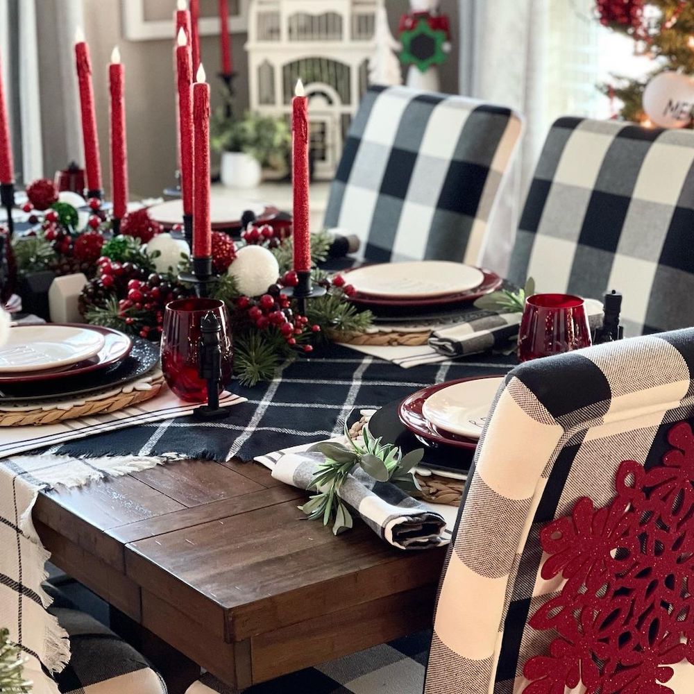 Christmas Dining Room Ideas In 5 #Christmas #ChristmasDiningRoom #DiningRoomDecor #HomeDecor #ChristmasDecorIdeas 