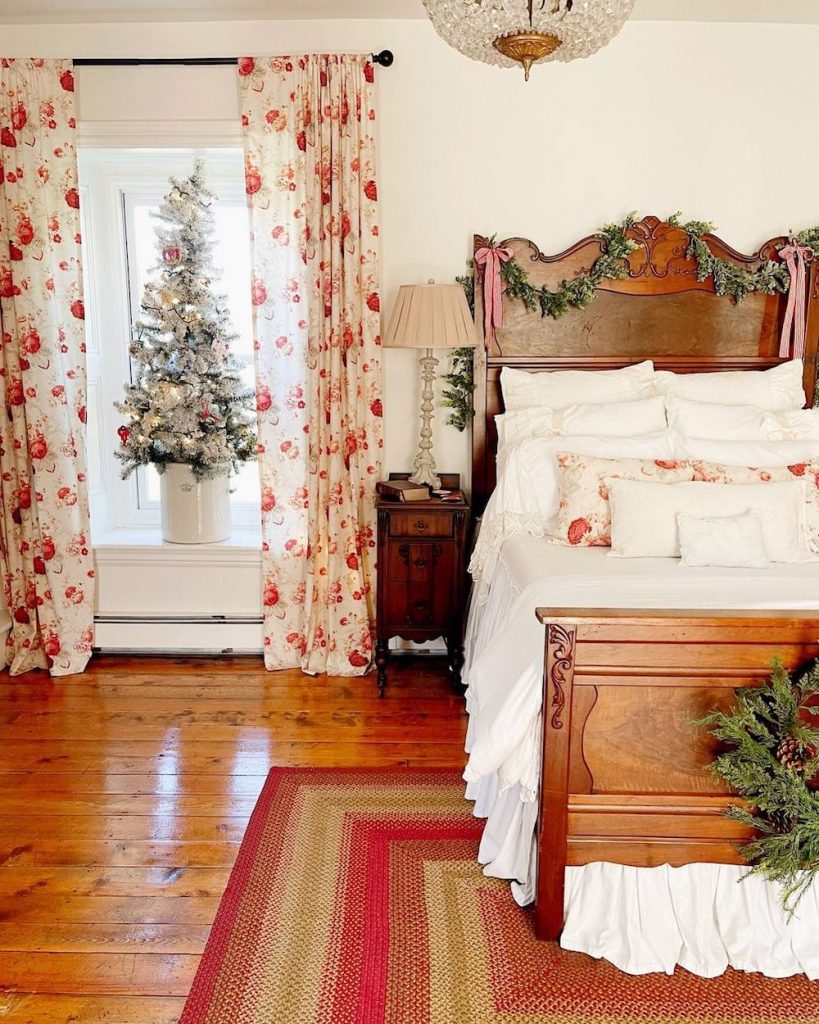 In 5 #Christmas #ChristmasBedroom #HomeDecor #ChristmasDecorIdeas 