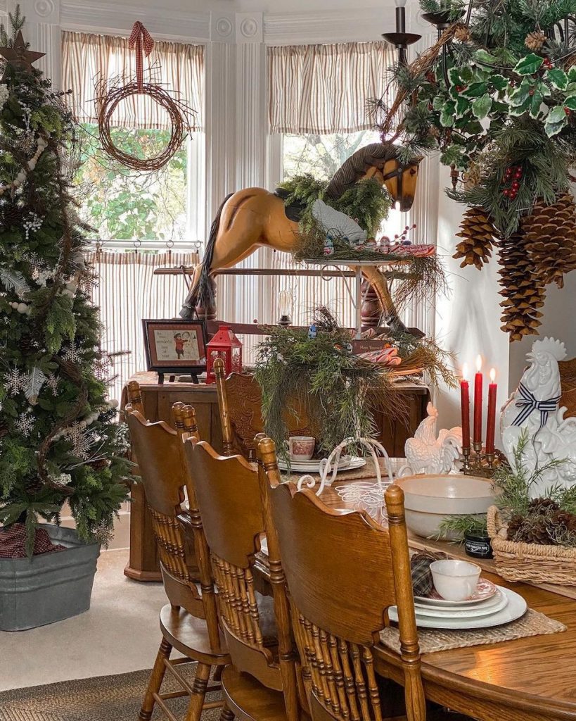 Christmas Dining Room Ideas In 6 #Christmas #ChristmasDiningRoom #DiningRoomDecor #HomeDecor #ChristmasDecorIdeas 