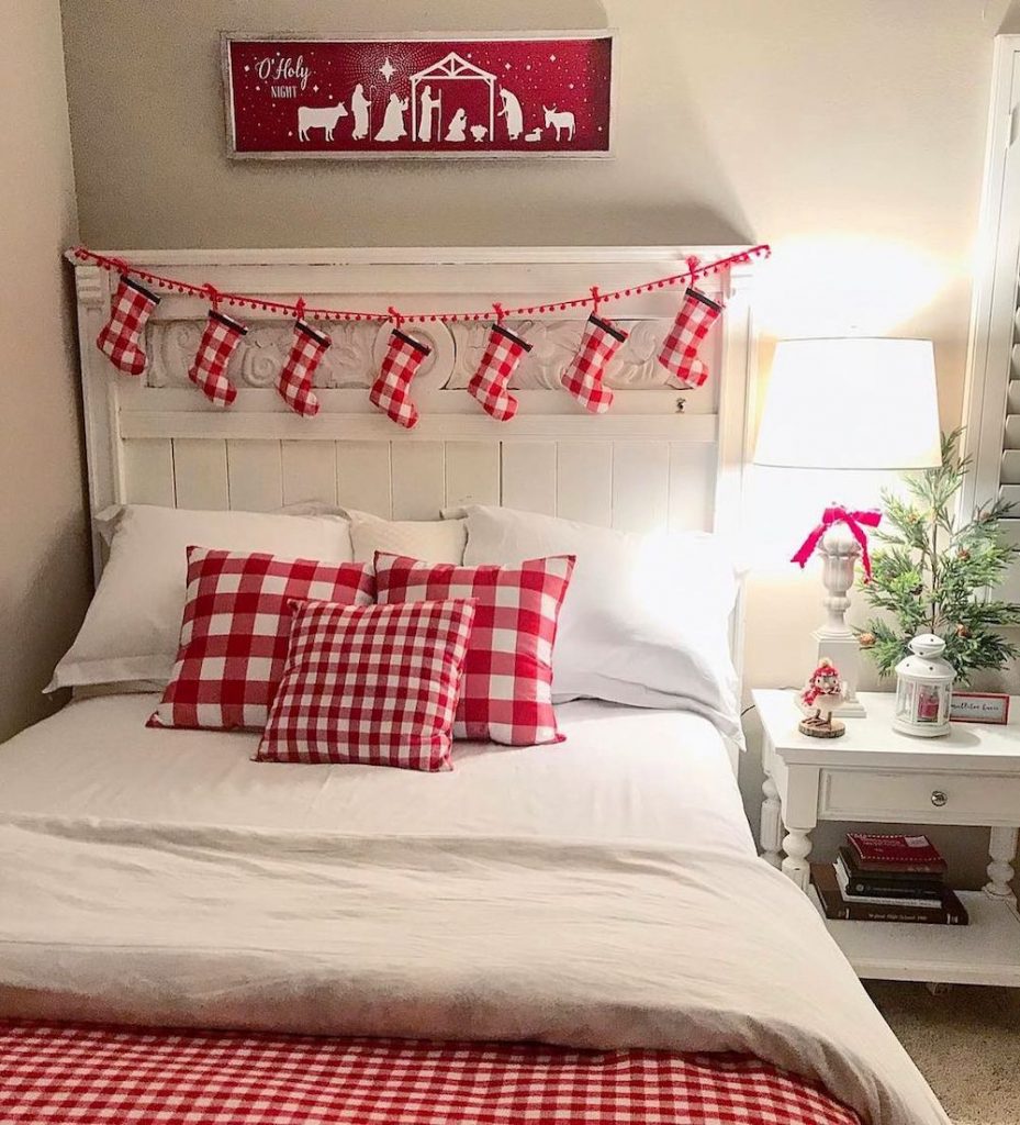 In 6 #Christmas #ChristmasBedroom #HomeDecor #ChristmasDecorIdeas 