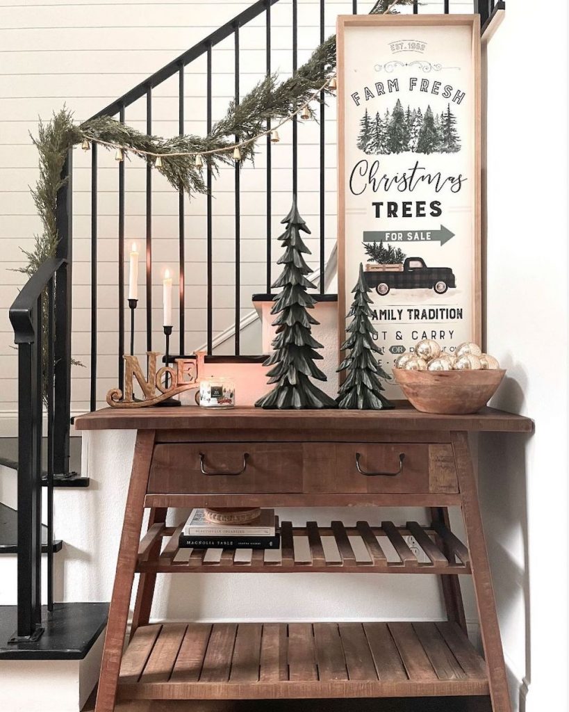 In 6 #Christmas #ChristmasEntryway #ChristmasFoyer #HomeDecor #ChristmasDecorIdeas 