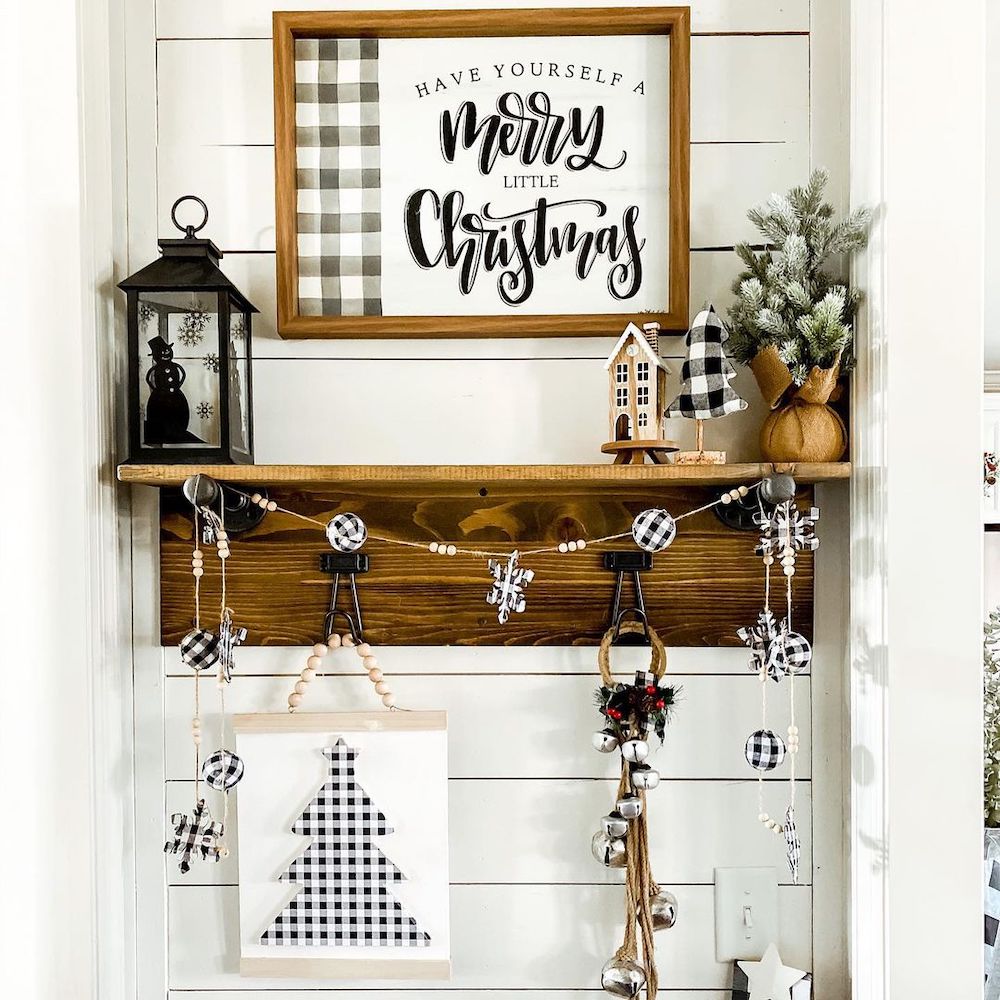 In 6 #Christmas #ChristmasMudroom #Mudroom #HomeDecor #ChristmasDecorIdeas 