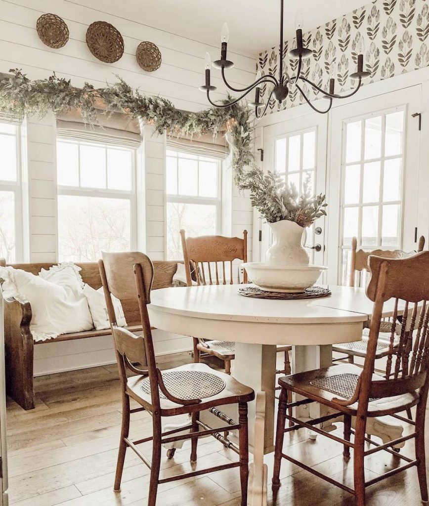 Christmas Dining Room Ideas In 7 #Christmas #ChristmasDiningRoom #DiningRoomDecor #HomeDecor #ChristmasDecorIdeas 