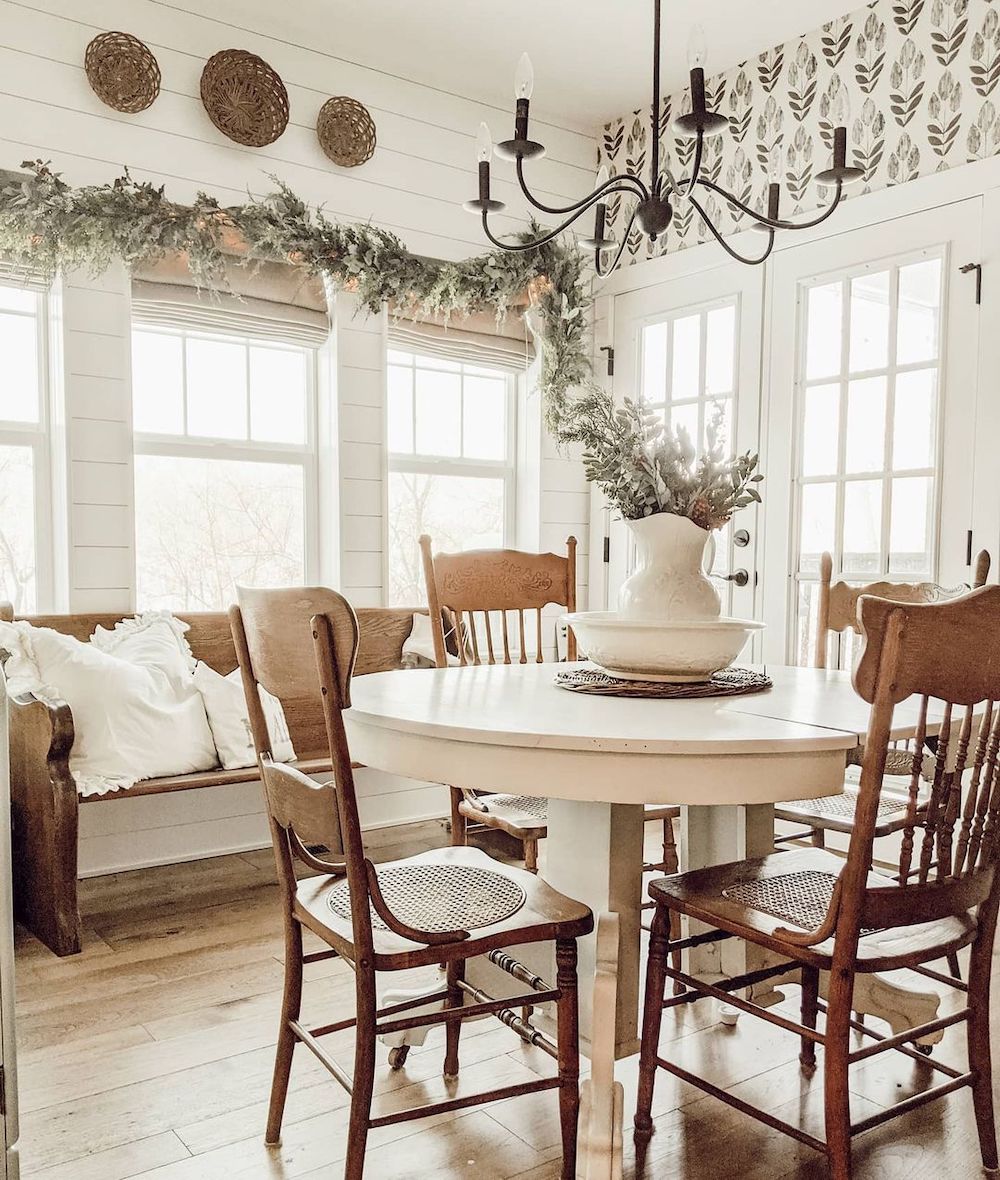 37 Christmas Dining Room Ideas for a Festive Table!