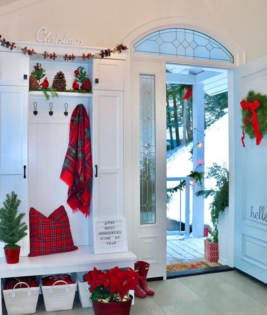 Christmas Mudroom Decor Ideas In 7 #Christmas #ChristmasMudroom #Mudroom #HomeDecor #ChristmasDecorIdeas 
