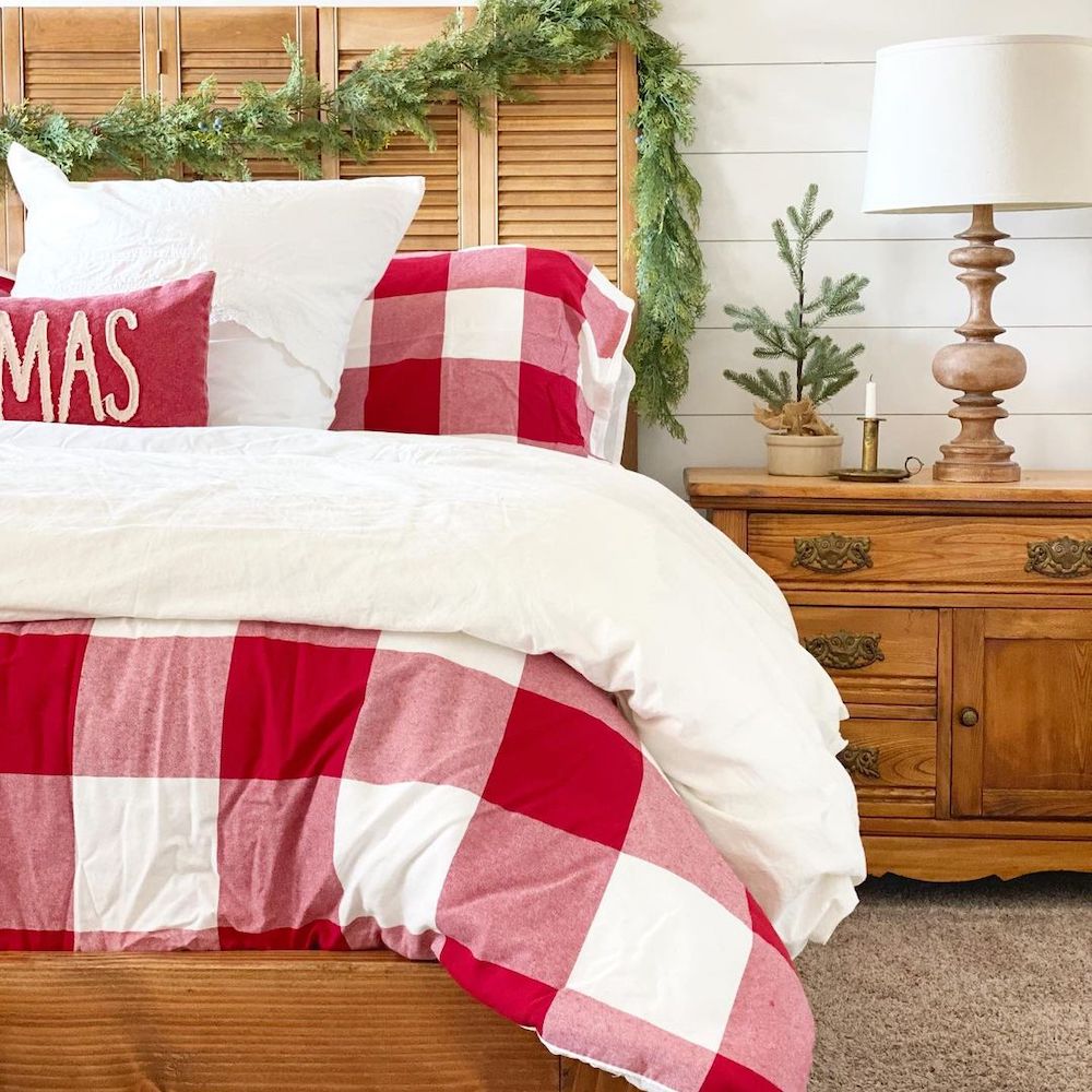 In 7 #Christmas #ChristmasBedroom #HomeDecor #ChristmasDecorIdeas 