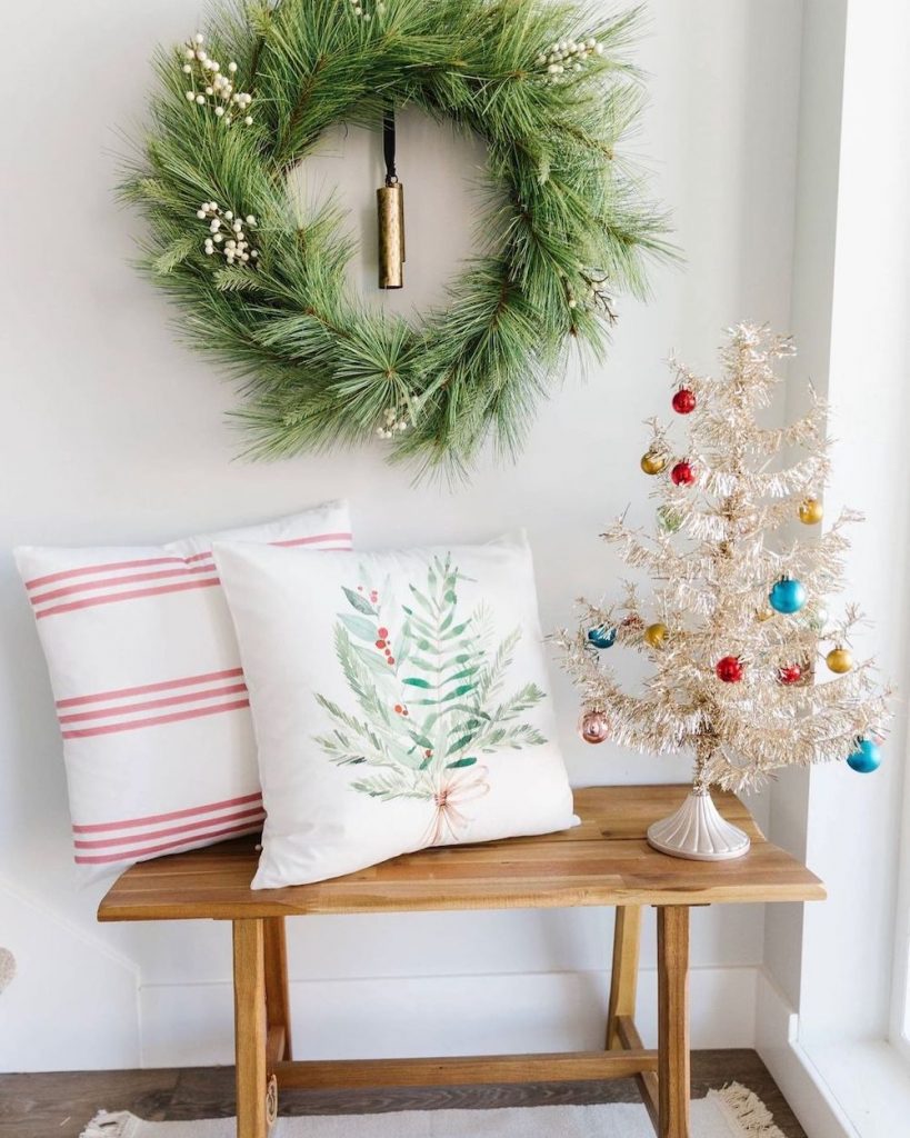 In 8 #Christmas #ChristmasEntryway #ChristmasFoyer #HomeDecor #ChristmasDecorIdeas 