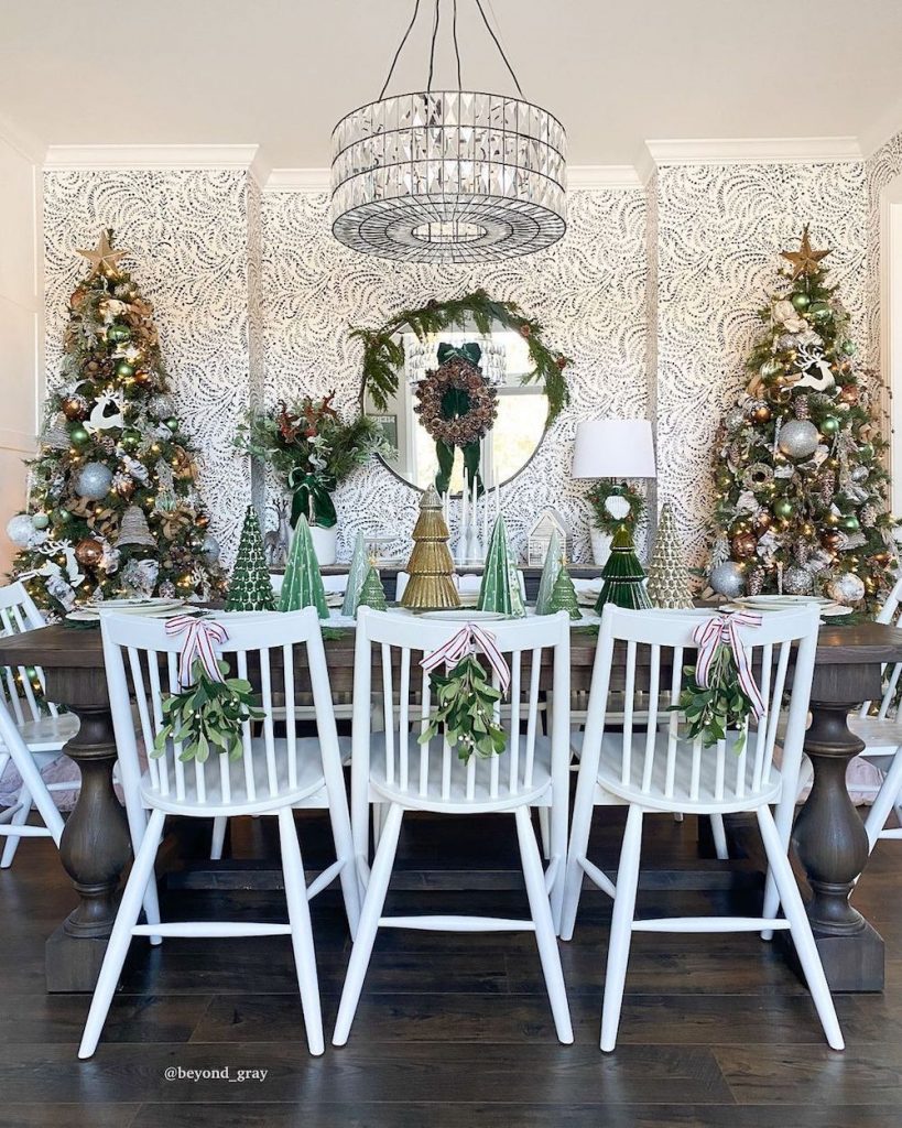 Christmas Dining Room Ideas In 8 #Christmas #ChristmasDiningRoom #DiningRoomDecor #HomeDecor #ChristmasDecorIdeas 
