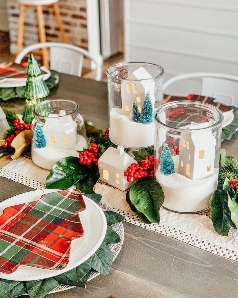 In 8 #Christmas #ChristmasTablescape #DiningRoomDecor #HomeDecor #ChristmasDecorIdeas 