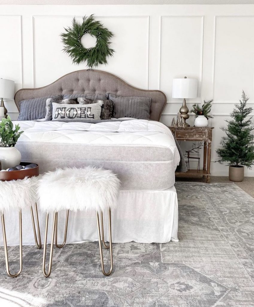 Christmas Bedroom Decor Ideas In 8 #Christmas #ChristmasBedroom #HomeDecor #ChristmasDecorIdeas 