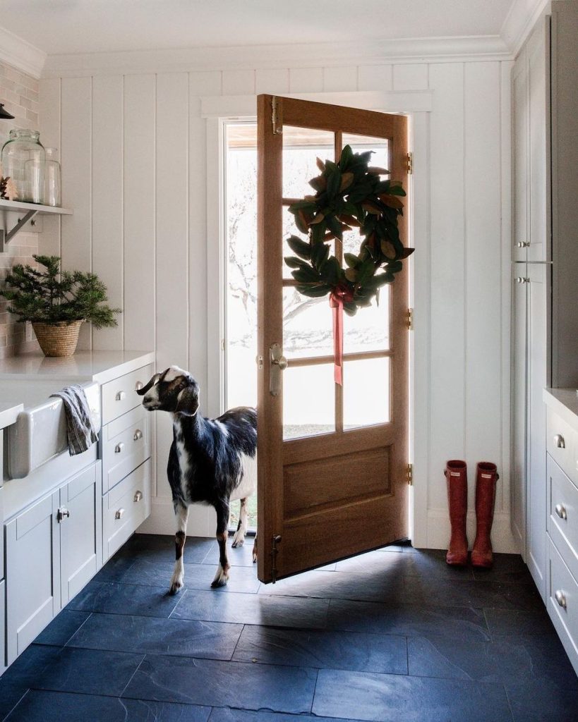 In 9 #Christmas #ChristmasMudroom #Mudroom #HomeDecor #ChristmasDecorIdeas 