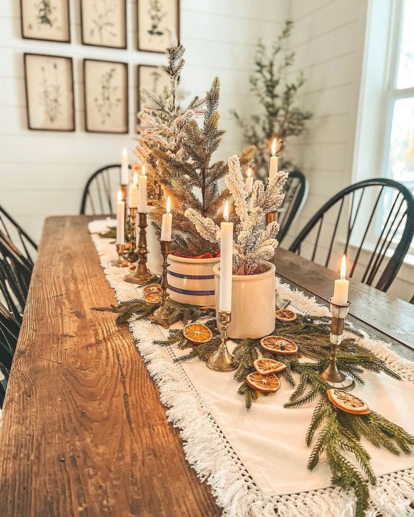 Christmas Tablescape Ideas In 9 #Christmas #ChristmasTablescape #DiningRoomDecor #HomeDecor #ChristmasDecorIdeas 
