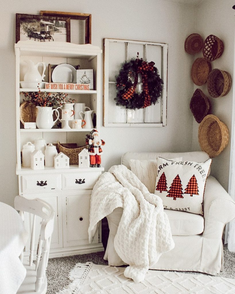 Christmas Reading Nooks In 1 #Christmas #ReadingNooks #ChristmasReadingNooks #HomeDecor #ChristmasDecorIdeas 