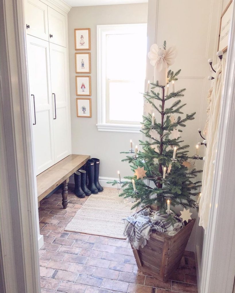 Christmas Mudroom Decor Ideas In 1 #Christmas #ChristmasMudroom #Mudroom #HomeDecor #ChristmasDecorIdeas 