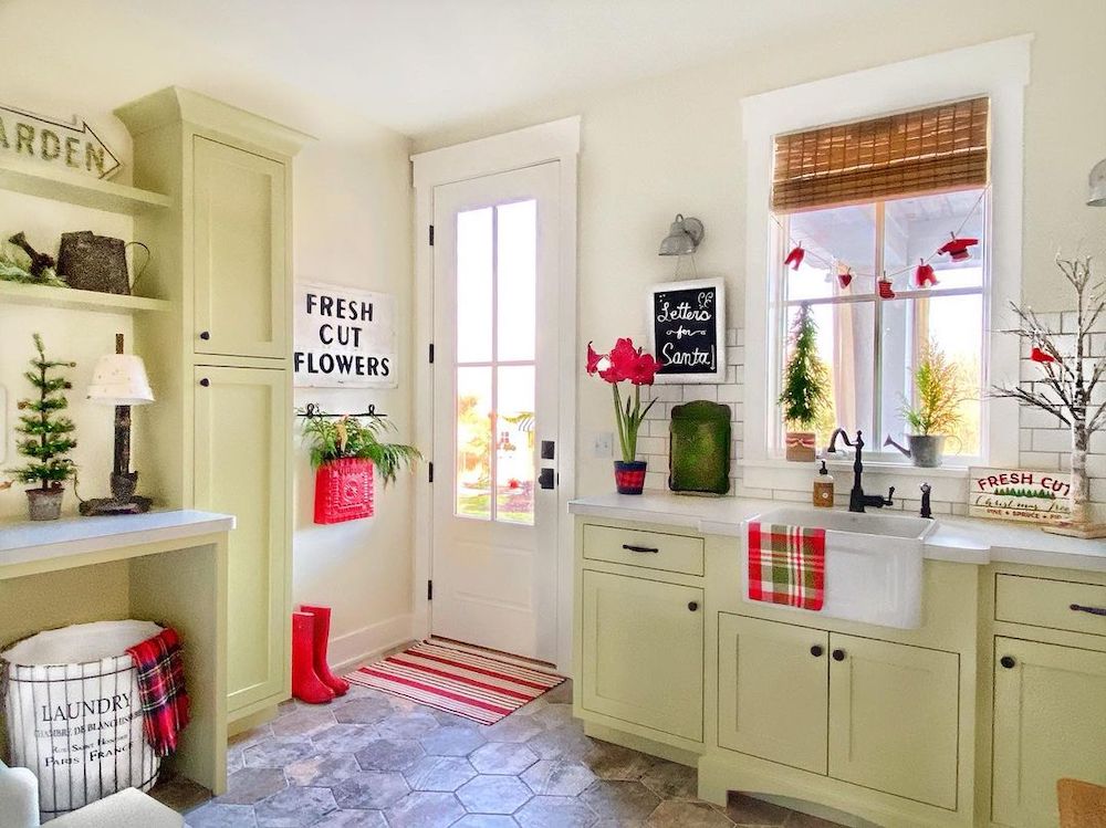 In 10 #Christmas #ChristmasLaundry #ChristmasLaundryRoom #HomeDecor #ChristmasDecorIdeas 