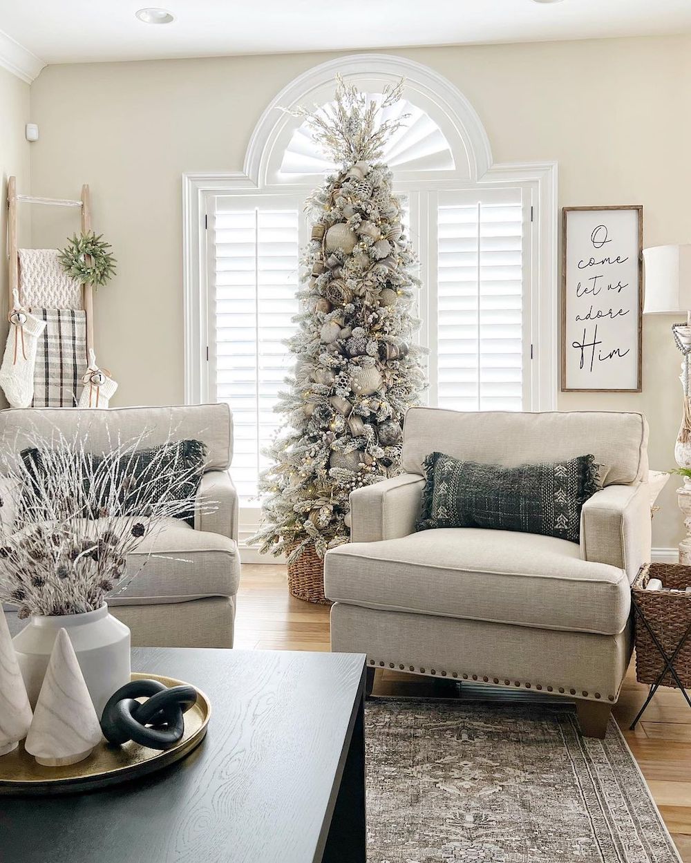 Neutral Christmas Living Room In 10 #Christmas #NeutralChristmas #NeutralLivingRooms #NeutralChristmasStyling 