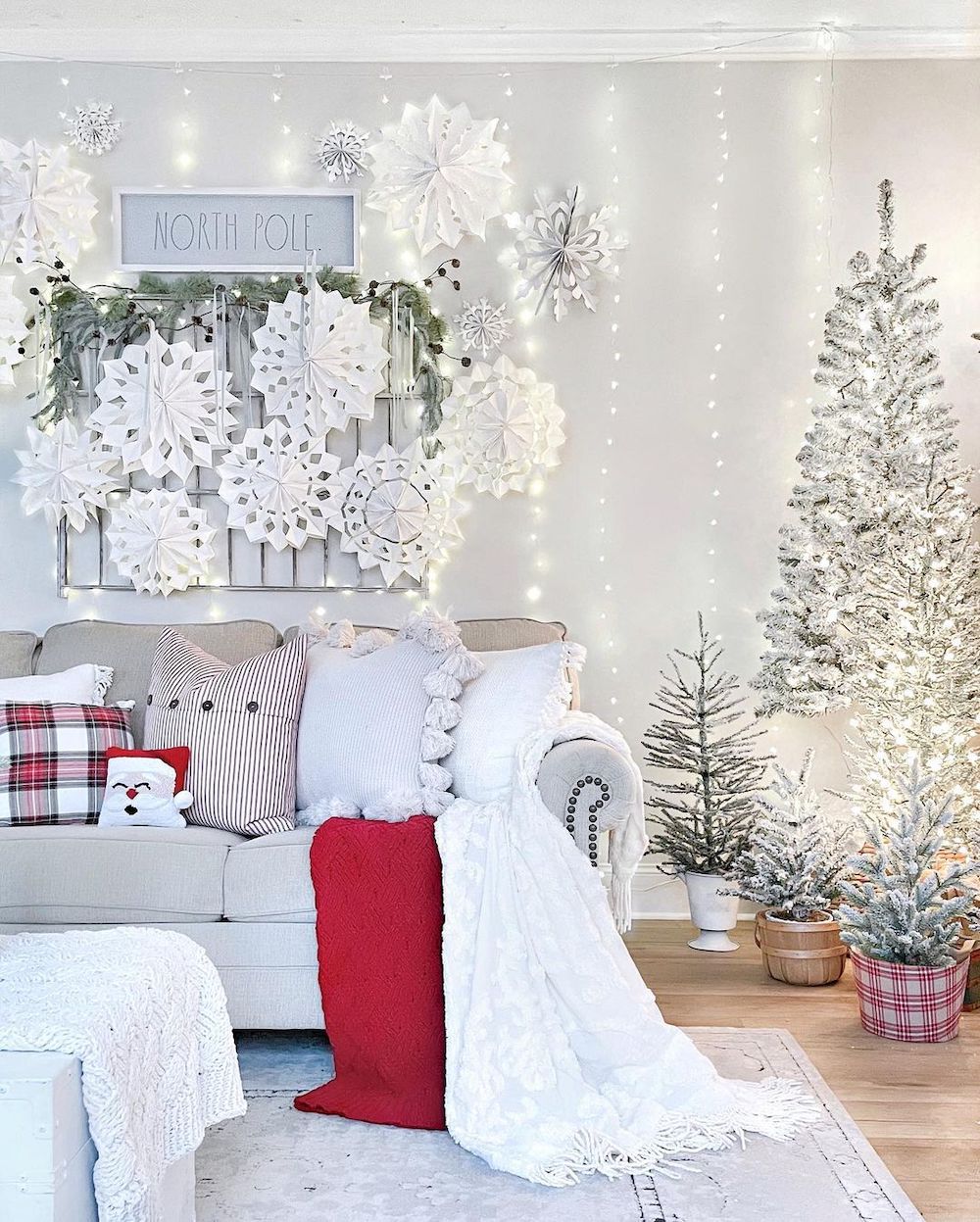 Neutral Christmas Living Room In 11 #Christmas #NeutralChristmas #NeutralLivingRooms #NeutralChristmasStyling 