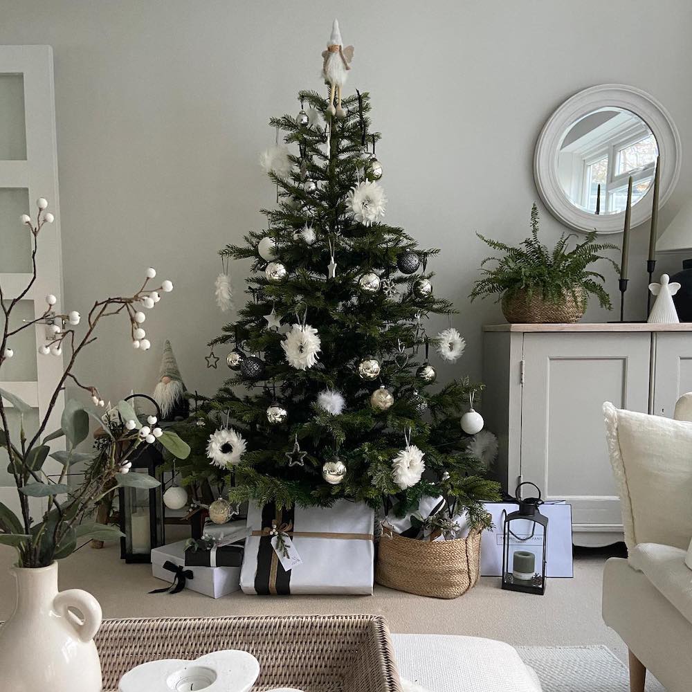 In 19 #Christmas #NeutralChristmas #NeutralLivingRooms #NeutralChristmasStyling 