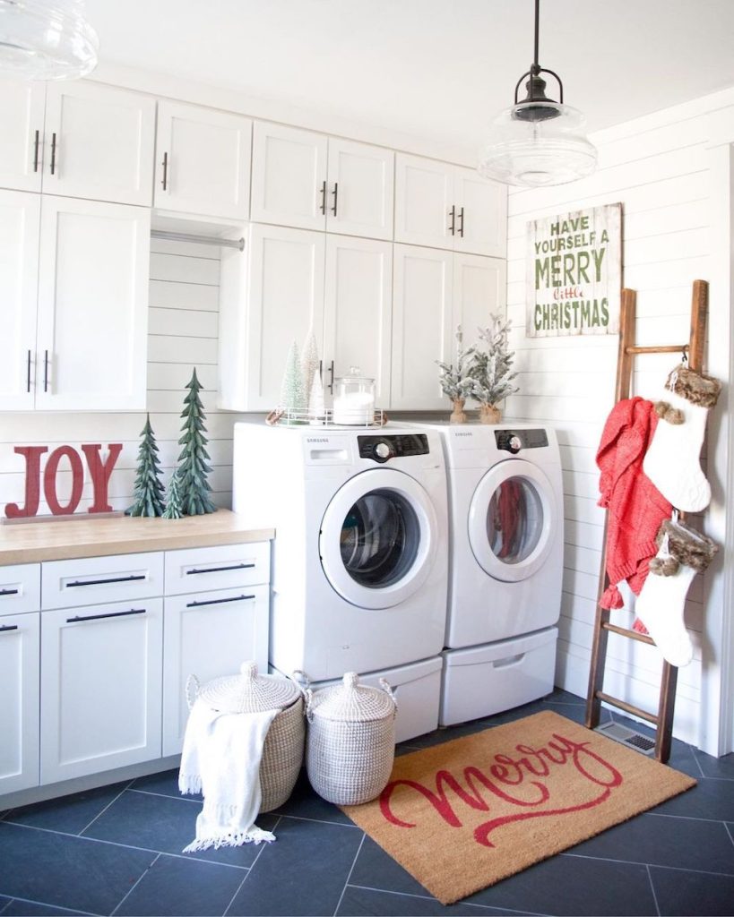 Christmas Laundry Room Decor In 2 #Christmas #ChristmasLaundry #ChristmasLaundryRoom #HomeDecor #ChristmasDecorIdeas 