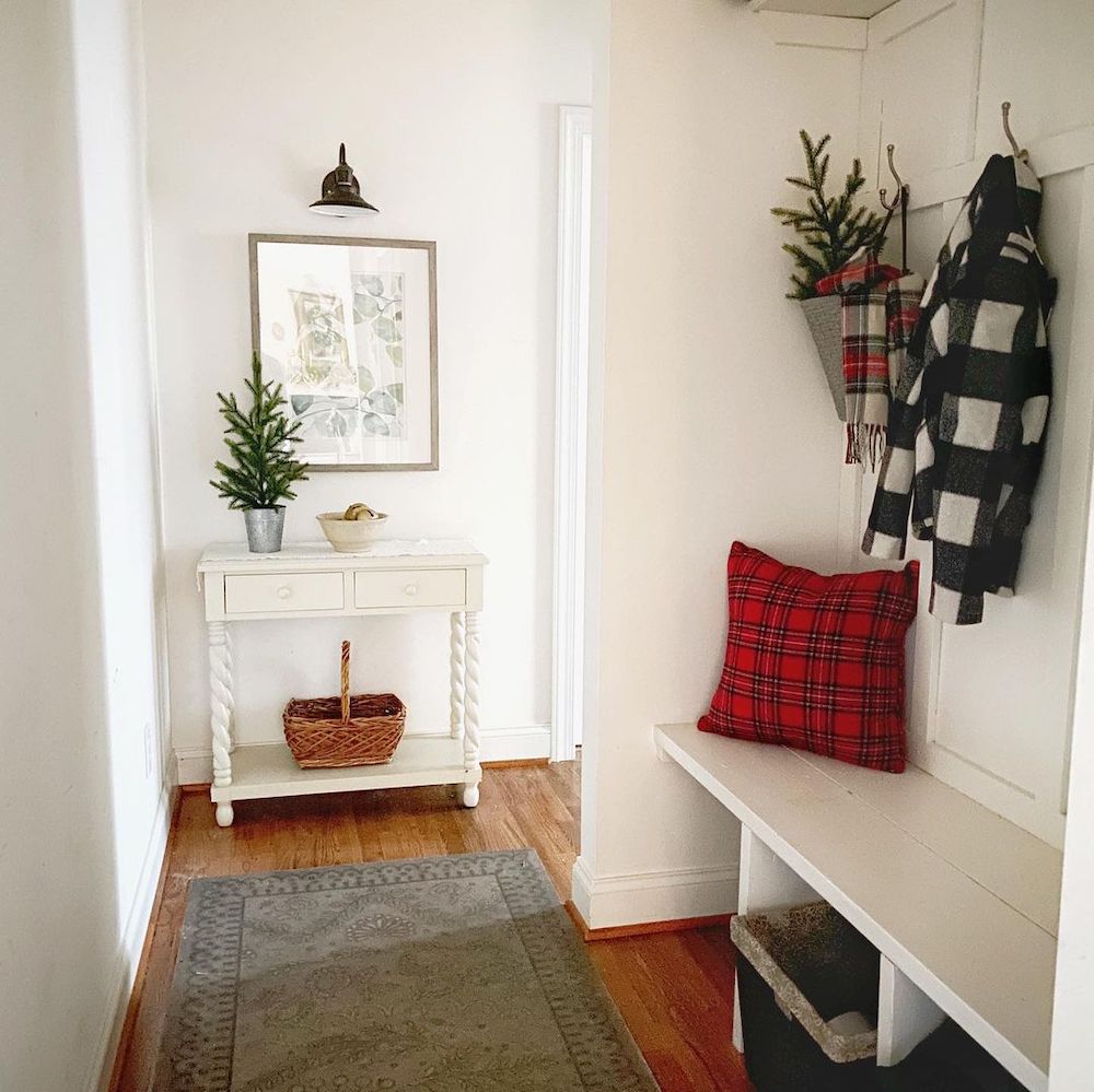 Christmas Mudroom Decor Ideas In 2 #Christmas #ChristmasMudroom #Mudroom #HomeDecor #ChristmasDecorIdeas 