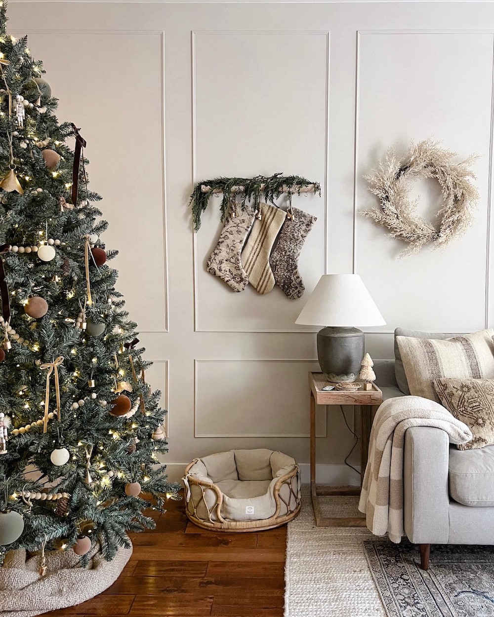 In 21 #Christmas #NeutralChristmas #NeutralLivingRooms #NeutralChristmasStyling 