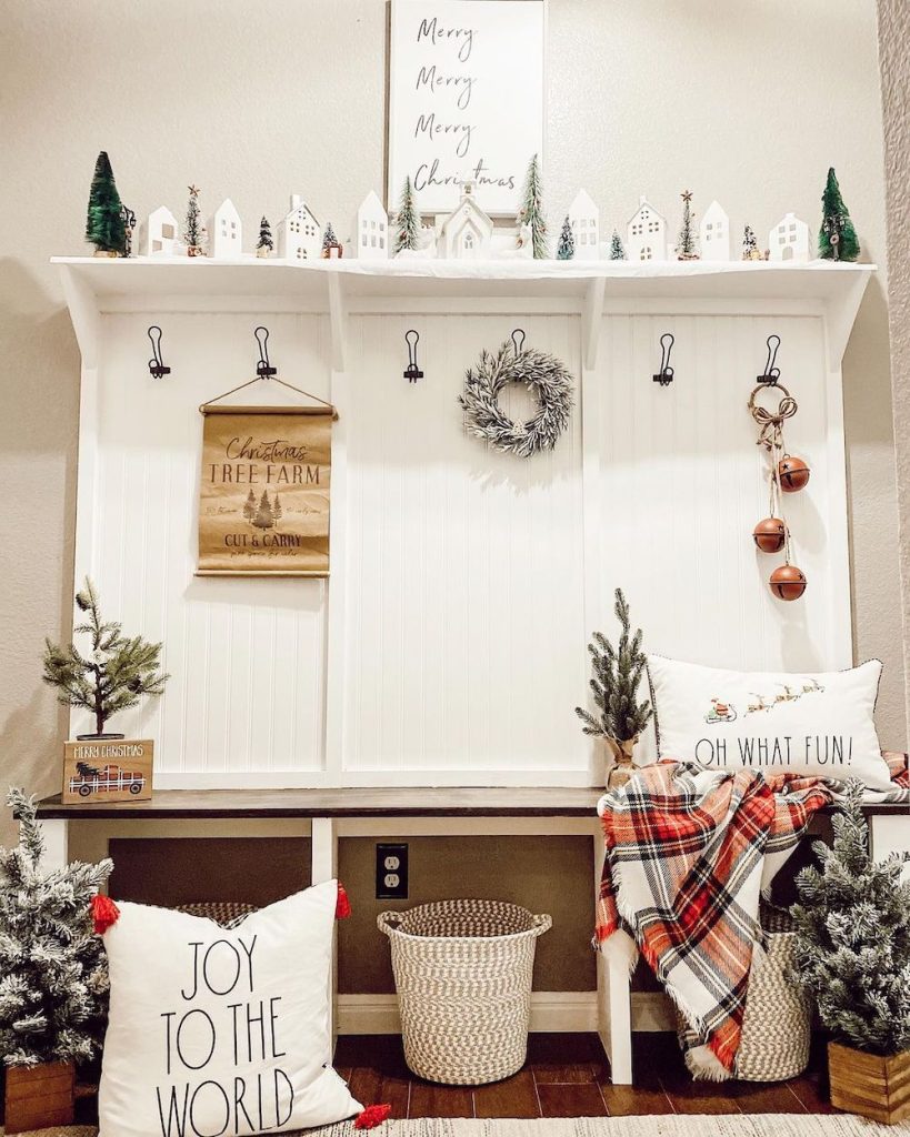 In 3 #Christmas #ChristmasMudroom #Mudroom #HomeDecor #ChristmasDecorIdeas 