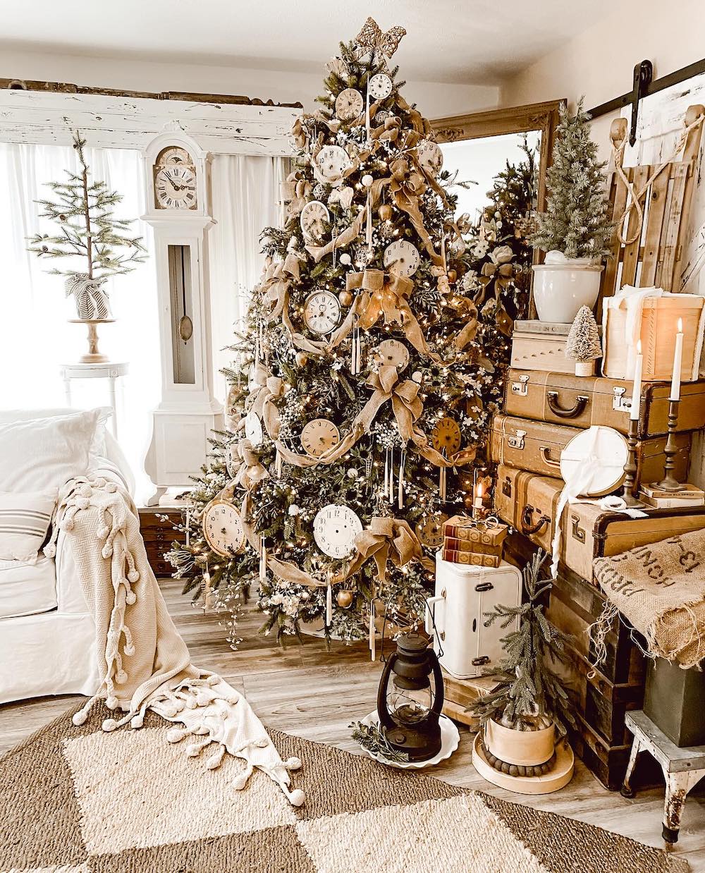 Neutral Christmas Living Room Ideas In 37 #Christmas #NeutralChristmas #NeutralLivingRooms #NeutralChristmasStyling 