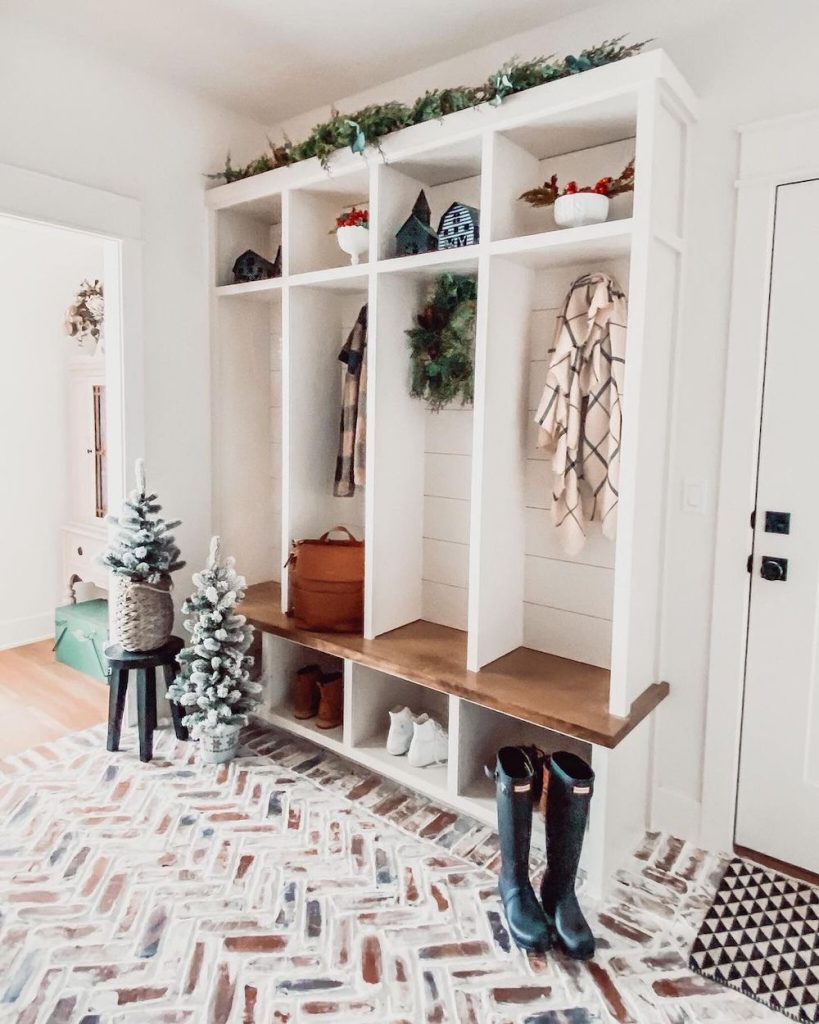 Christmas Mudroom Decor Ideas In 4 #Christmas #ChristmasMudroom #Mudroom #HomeDecor #ChristmasDecorIdeas 