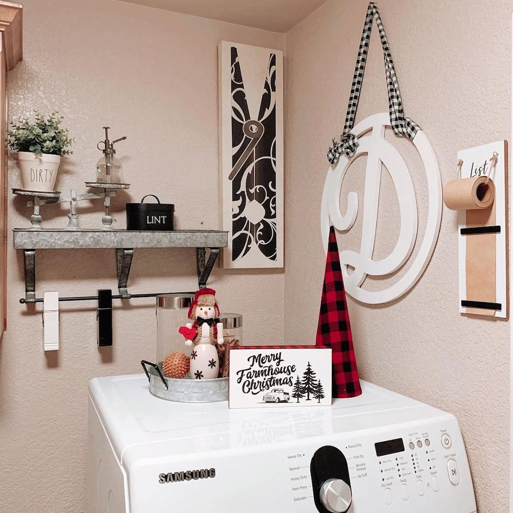 Christmas Laundry Room Decor In 7 2 #Christmas #ChristmasLaundry #ChristmasLaundryRoom #HomeDecor #ChristmasDecorIdeas 