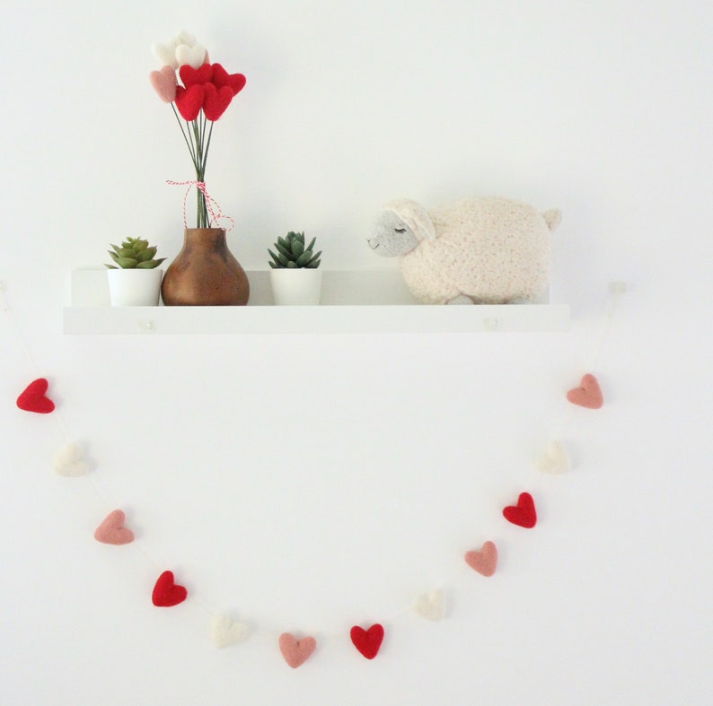 Heart Felt Garland #ValentinesDay #ValentinesGarland #HomeDecor #ValentineDecorIdeas 