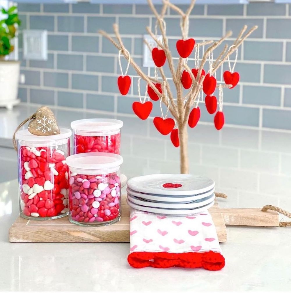 In 1 #ValentinesDay #DIYValentinesDayTree #HomeDecor #ValentineDecorIdeas 