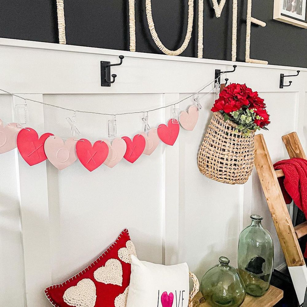 Valentine Garland In 1 #ValentinesDay #ValentinesGarland #HomeDecor #ValentineDecorIdeas 