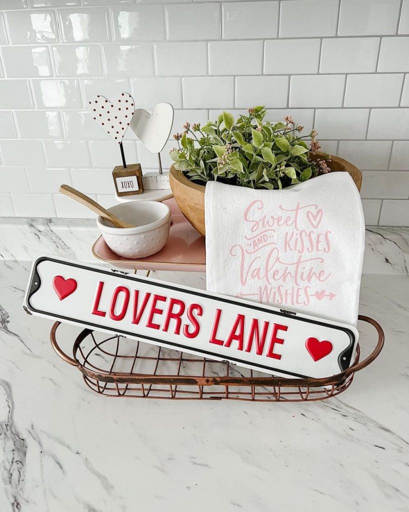 In 10 #ValentinesDay#ValentineVignette #HomeDecor #ValentineDecorIdeas 