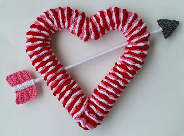 In 12 #ValentinesDay #DIYValentinesDayWreaths #HomeDecor #ValentineDecorIdeas 