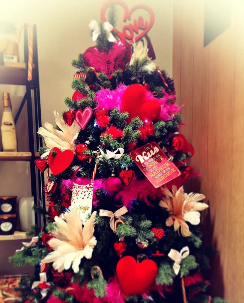 In 12 #ValentinesDay #DIYValentinesDayTree #HomeDecor #ValentineDecorIdeas 