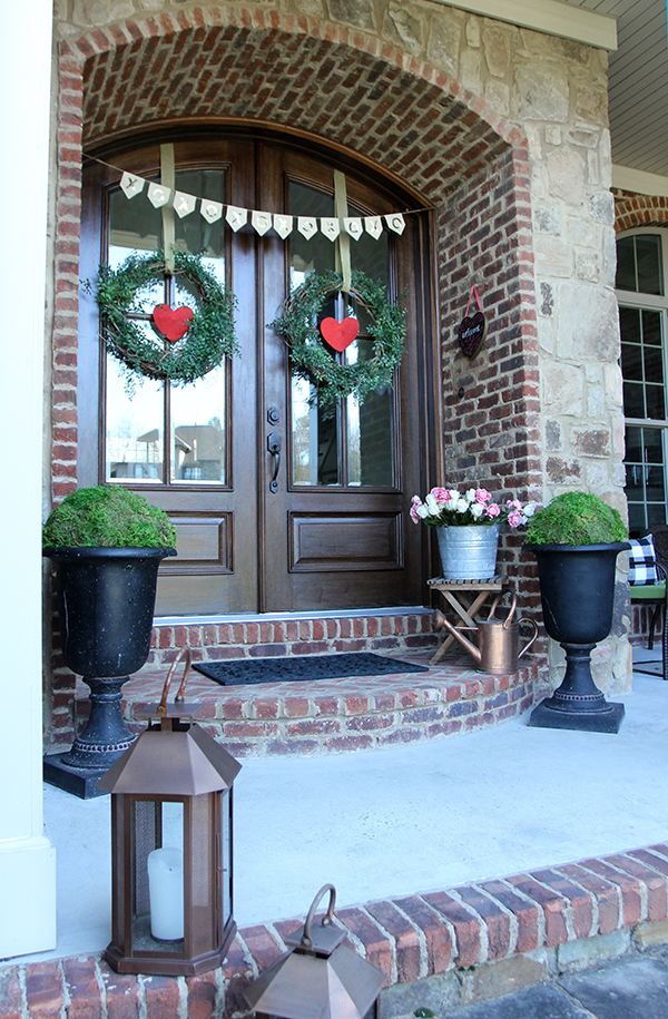 Valentine Porch Decor Ideas In 13 #ValentinesDay #ValentineFrontPorch #HomeDecor #ValentineDecorIdeas 