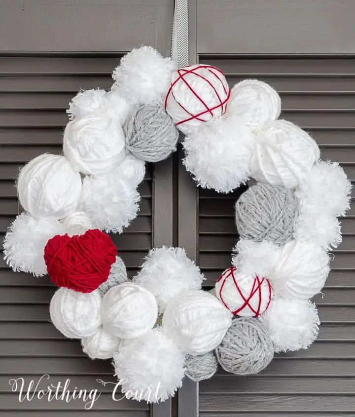 DIY Valentines Day Wreaths In 13 #ValentinesDay #DIYValentinesDayWreaths #HomeDecor #ValentineDecorIdeas 