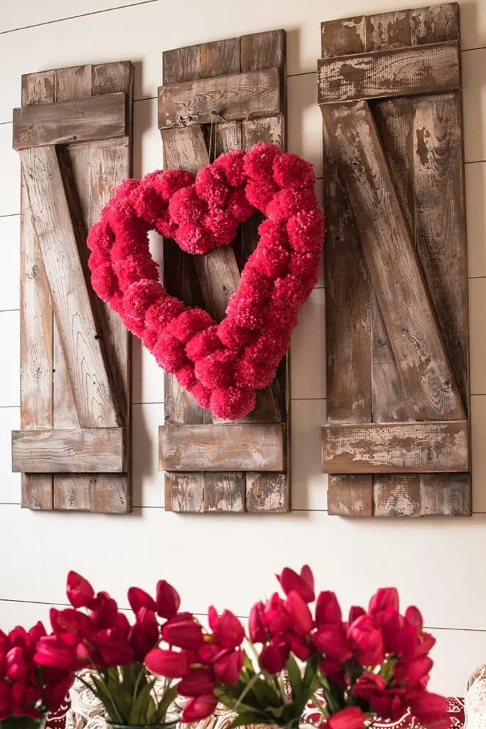 In 14 B #ValentinesDay #DIYValentinesDayWreaths #HomeDecor #ValentineDecorIdeas 