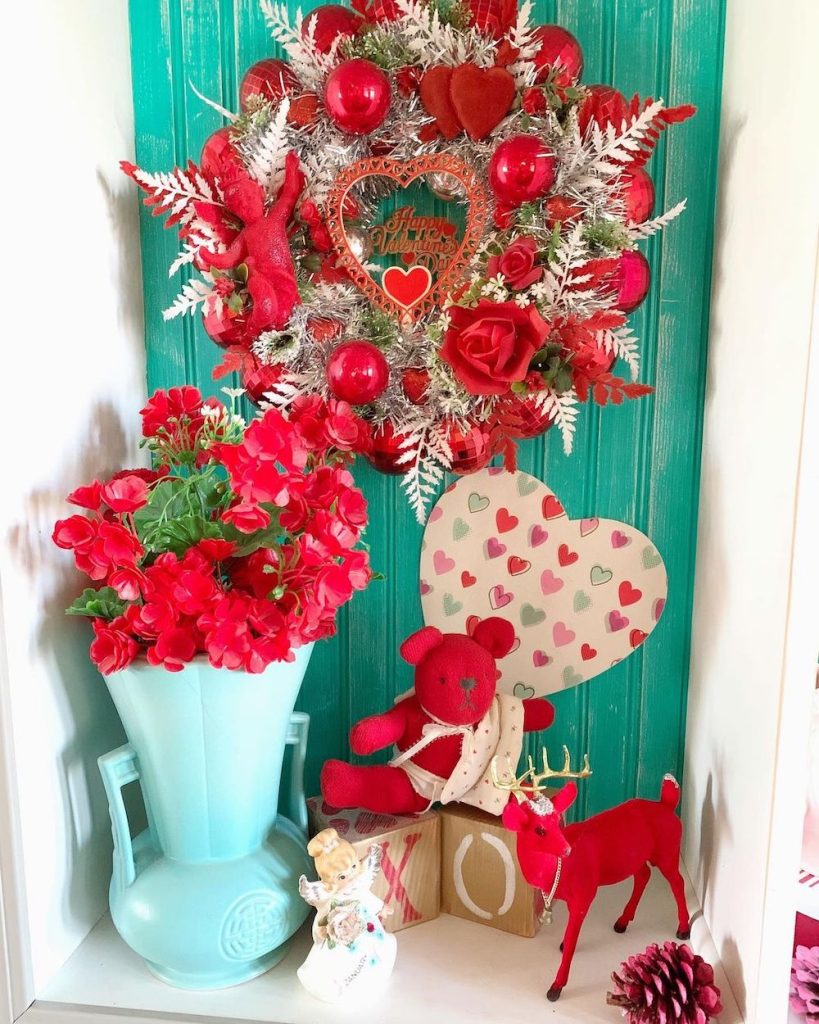 In 14 #ValentinesDay#ValentineVignette #HomeDecor #ValentineDecorIdeas 