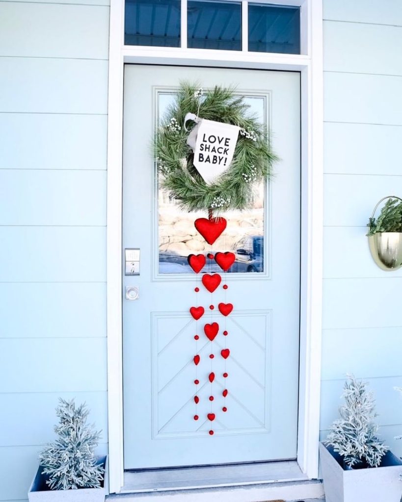 Valentine Porch Decor Ideas In 15 #ValentinesDay #ValentineFrontPorch #HomeDecor #ValentineDecorIdeas 