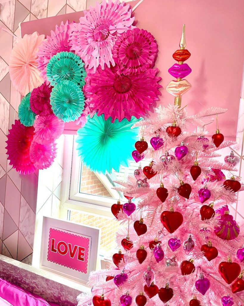 In 16 #ValentinesDay #DIYValentinesDayTree #HomeDecor #ValentineDecorIdeas 