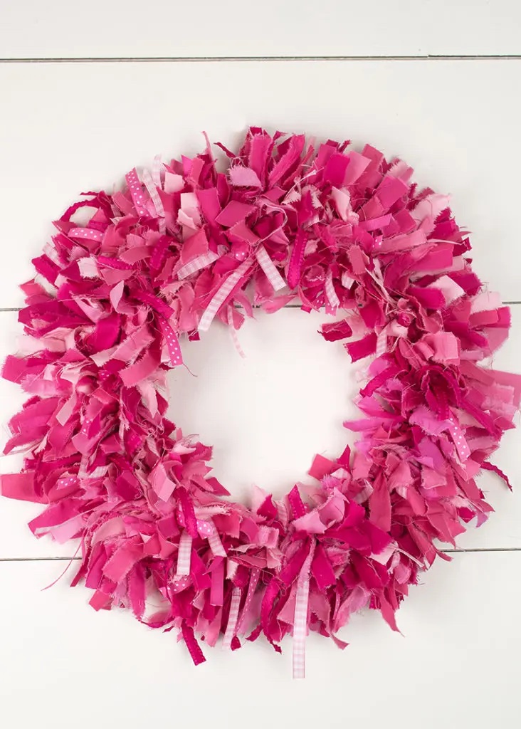 In 2 #ValentinesDay #DIYValentinesDayWreaths #HomeDecor #ValentineDecorIdeas 