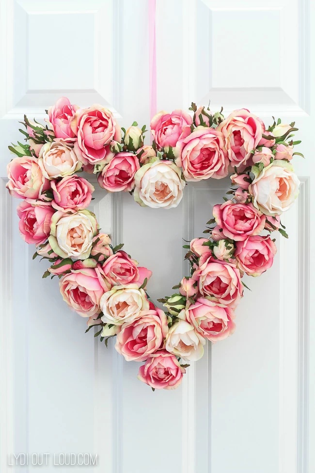 DIY Valentines Day Wreaths In 3 #ValentinesDay #DIYValentinesDayWreaths #HomeDecor #ValentineDecorIdeas 